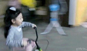 GIF: Dajte ovoj maloj vozačku, i to odmah!