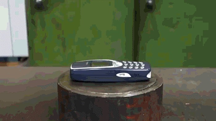 GIF: Nokia 3310 protiv hidraulične preše! Pogledajte tko je jači.