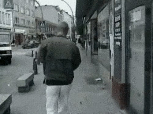 GIF: Lik "lovi" meso strijelama po dućanu da zadovolji vegane