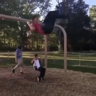 GIF Kada uporno ubrzavaš stvari koje ne trebaš pa na dobiješ po nosu