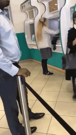 GIF Žena je krenula svojim putem, a onda se dogodilo nešto čemu se nije nadala