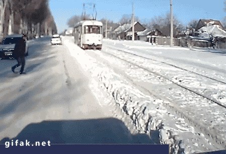 GIF: Kamo, luđače jedan, ne pod tramvaj!