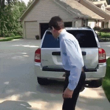 GIF: Vandali iz gimnazije su izveli napad na susjedov auto