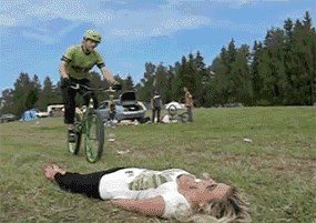 GIF: Sisa glavu čuva