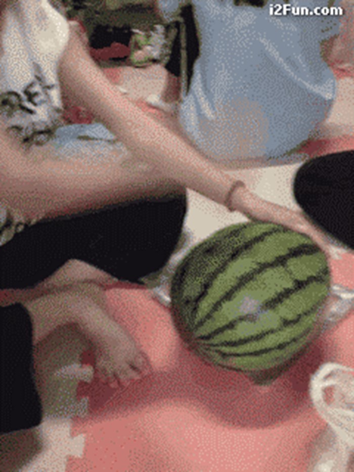 Pomoću ovog trika možete lubenicu prepoloviti bez noža