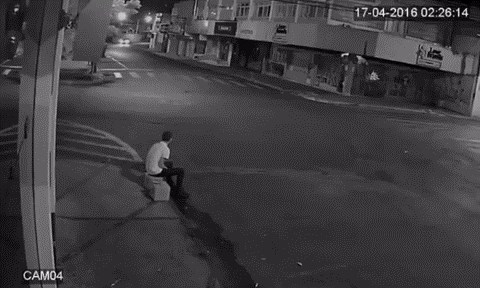 GIF: Za dlaku je izbjegao sigurnu smrt