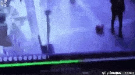 NIJE MOGAO ODOLJETI Prolaznik ugledao balon na putu pa se osramotio pred svima