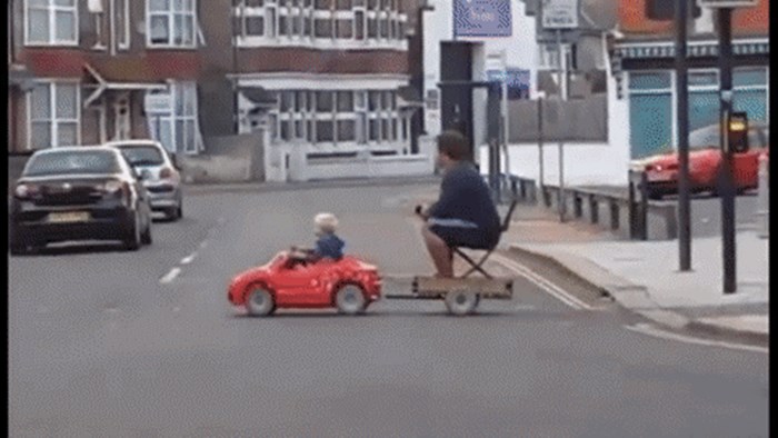 GIF: Mališan vozi tatu po gradu!