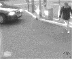 Je li moguće da je nakon ovoga ustao na noge?! Prvo ga je rampa udarila po glavi, a onda ga je i auto pregazio!