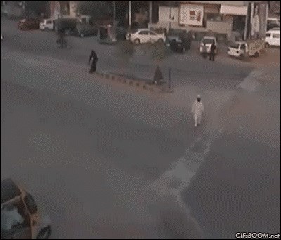 GIF: Govedo ga napalo nasred ulice