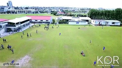 GIF: Dijete loptom ruši drona koji je snimao promotivni video