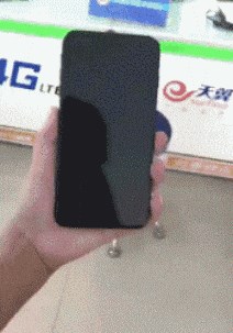 Na sajmu mobitela je gledao najnoviji model, a onda...