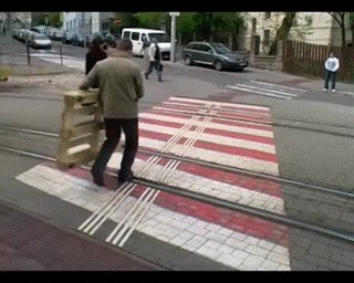 GIF: Tramvaj kasni? Nema veze, ovaj čovjek ima paletu
