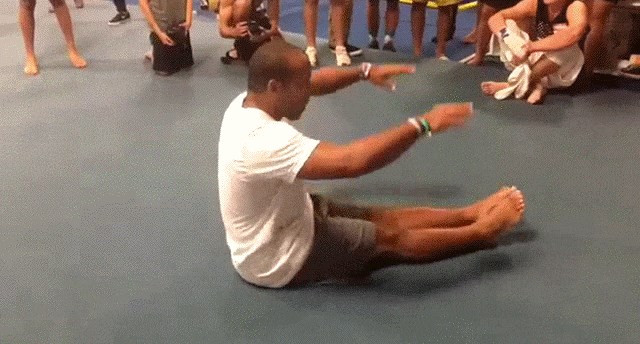 Sjeo je na pod i izveo nešto za što sigurno niste mislili da je moguće