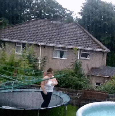 GIF Htjela je skočiti u bazen, no dogodila joj se nesreća