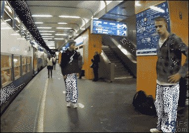 Za kameru je izvodio "cool pokrete" pa slučajno ostao bez torbe