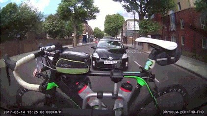 Kamera snimila smotanog lopova: Pokušao je ukrasti bicikl, a onda je automobil krenuo