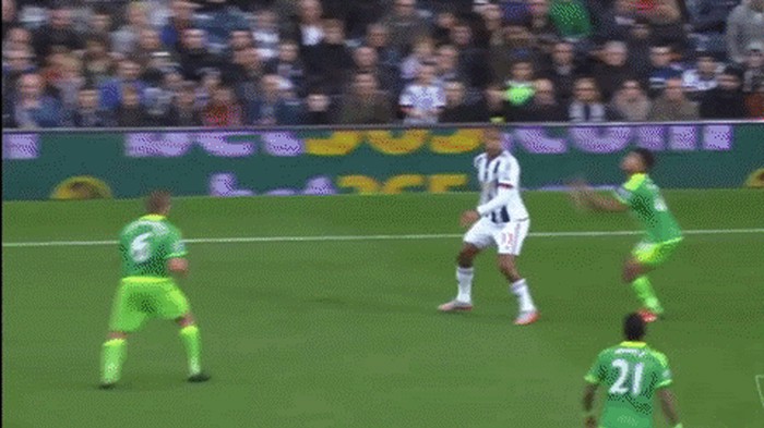 GIF: Akrobatski nogomet završio nježnim zagrljajem