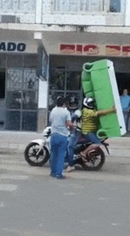 Je li moguće prevoziti kauč na motociklu? Ova dvojica će vas začuditi!