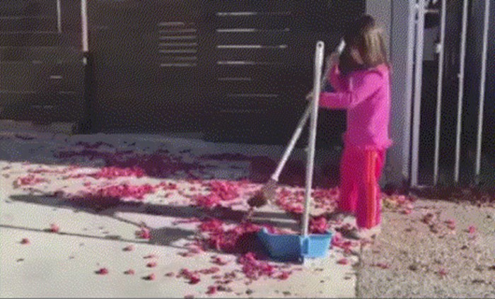 GIF: Dječačić "pomaže" curici kod čišćenja lišća