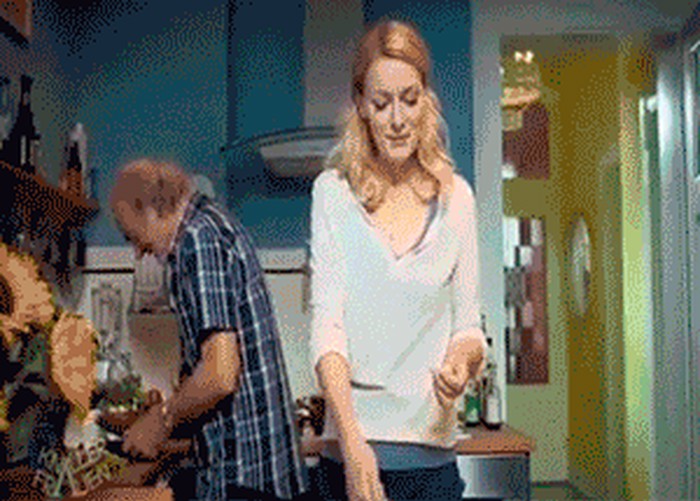 GIF: Što se dogodi kada odlučiš kuhati ručak sa starijim muškarcem