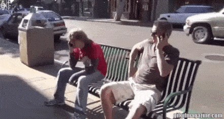 Sjeli su na klupu, odmarali, a onda su vidjeli poruku i shvatili da su zeznuli stvar