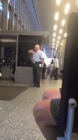 Ovako to rade pravi džentlmeni: Starac dočekao suprugu nakon dugog putovanja