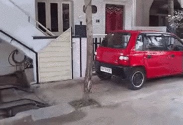 Ovom gospodinu ne treba garaža, pogledajte gdje on drži auto!