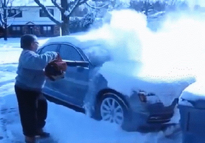 Baka je otkrila kako najlakše očistiti auto od snijega!