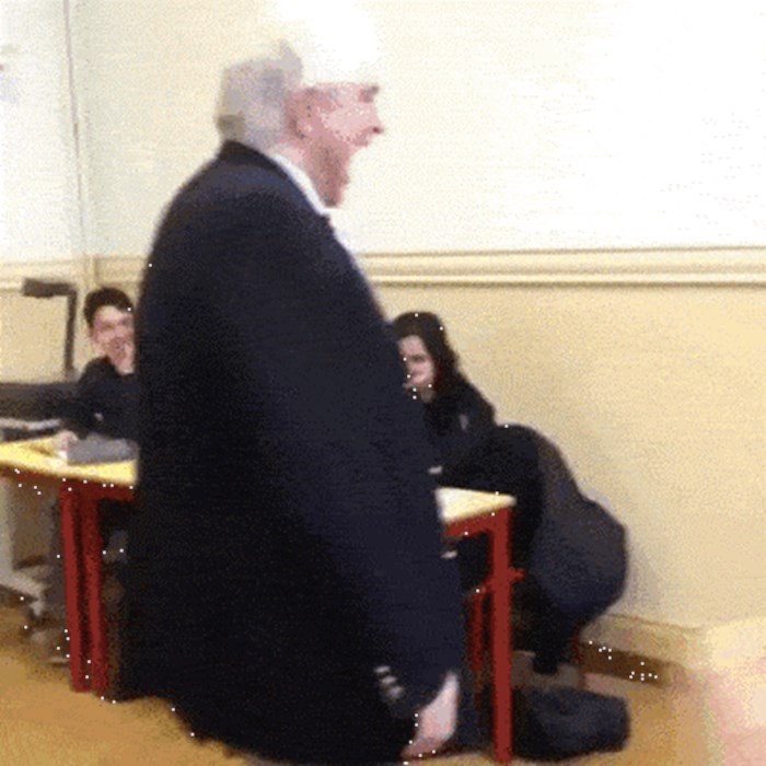 Čudni profesor je uhvatio učenicu koja je zaspala i začudio cijeli razred