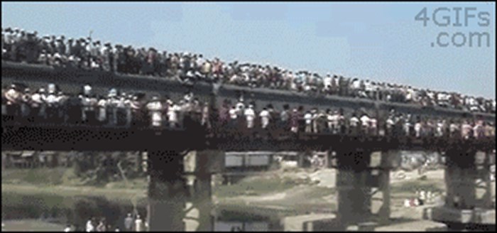 Pogledajte što mostovi u Indiji moraju izdržati kad preko njih prelazi vlak