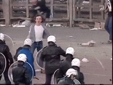 GIF: Kamenom gađao policajca, pogodio civila