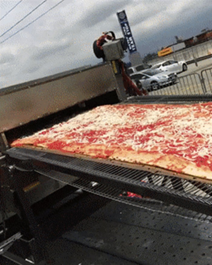 GIF Ovako veliku pizzu sigurno nikada niste vidjeli