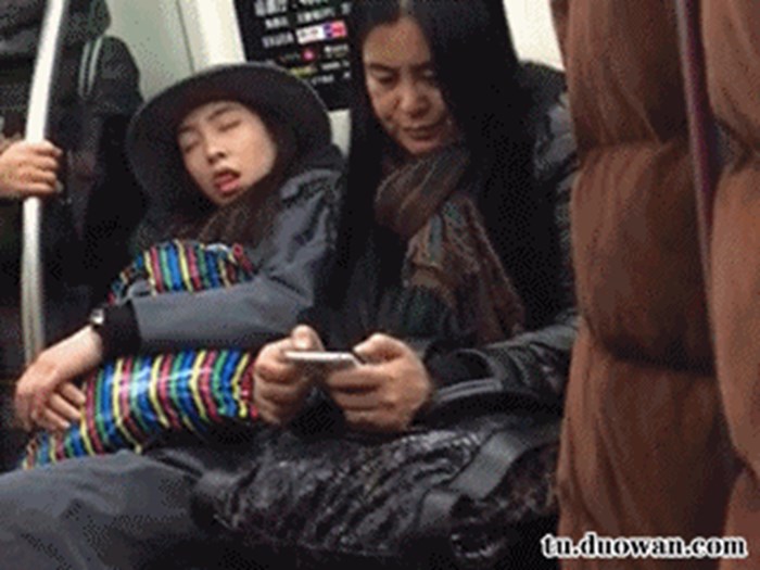 Čudni prizori iz japanskog metroa: Što ova žena sanja?!