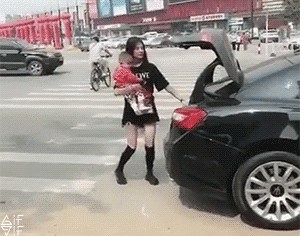 GIF Kažu da žene ne znaju voziti auto, no muškarci sigurno ne znaju ovo!