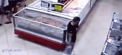 GIF: Riba natjerala muškarca da je kupi