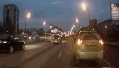 Žena se zaustavila nasred ceste i učinila najčudniju stvar ikad