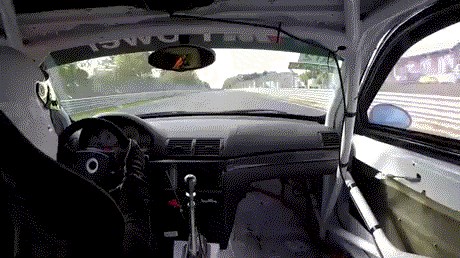 GIF: Usred vožnje su mu odletjela vrata automobila