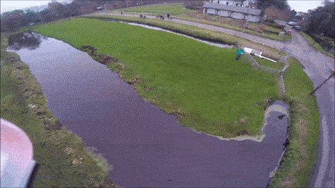 Dron mu je polako počeo padati, nije imao drugog izbora, morao je ući u hladnu vodu!