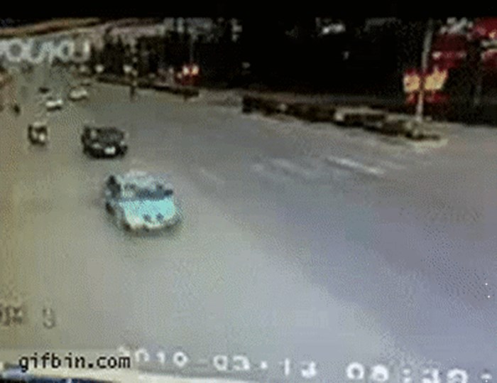 Najčudniji sudar ikad snimljen nazdornom kamerom: Vozač nije nastradao nego je nastavio trčati?!