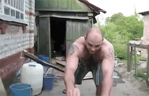 Nevjevojatno! Lik rukom zakucao čavao u drvenu letvu!