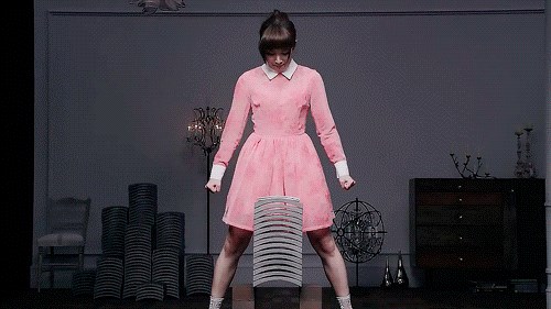 GIF: Nevjerojatna djevojka, glavom razbija pločice