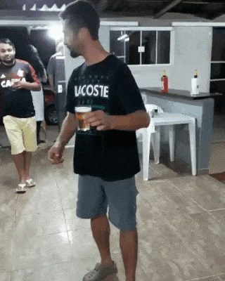 Uzeo je čašu piva i izveo trik koji vama vjerojatno nikada ne bi uspio!