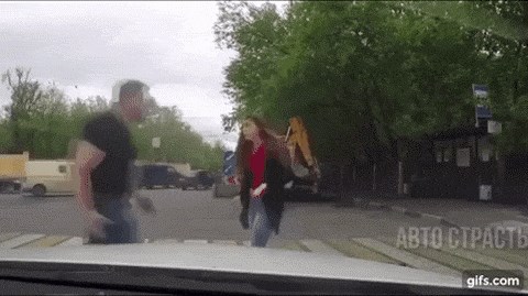 Nabildana mrcina izašla iz auta i počela gurati ženu, ona se vrlo lako obranila