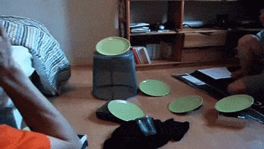 Trik sa ping pong lopticom: Koliko mu je pokušaja trebalo da ovo uspije uraditi?!