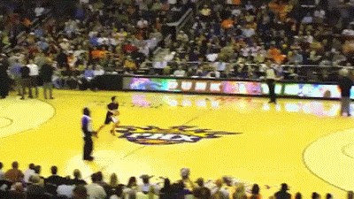 MA KAKO?! Ovo nije uspjelo ni Jordanu: Osim košarkaške lopte, zakucao je i samog sebe!