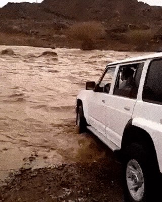 Prelazak rijeke se pretvorio u rafting, ali majstor je USPIO!