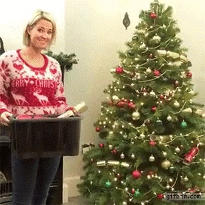 GIF: Kako najbrže okititi božićno drvce!