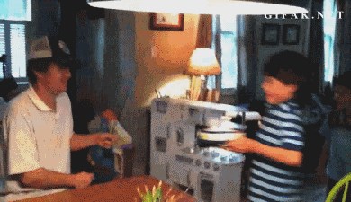 KOJI MAJSTOR! Pogledajte kako je tata spasio rođendansku tortu