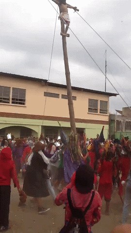 GIF: "Isus" im pao s križa